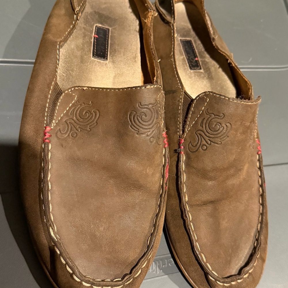 Women’s Olu Kai Nohea nubuck size 9.5